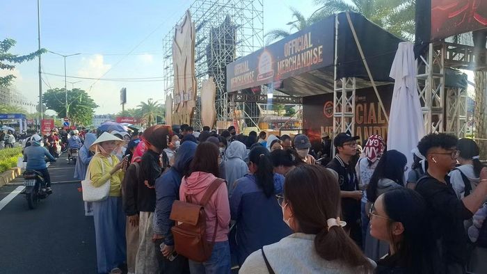 Hàng dài Gai Con đứng xếp hàng trước khu vực Concert booth trước giờ mở bán chính thức.