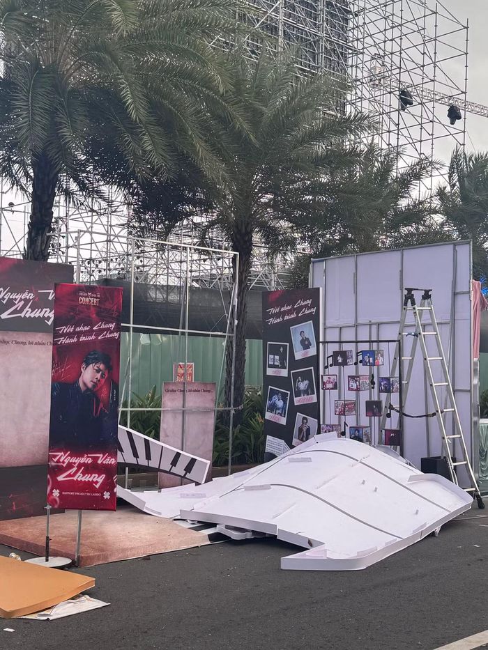 Vì gió lớn, fan booth của 2 Anh Tài It's Charles và Nguyễn Văn Chung gặp sự cố. Hiện bên nhà thầu và thi công đang cố gắng khắc phục, bảo đảm tiến độ. Ảnh: @hyv.trgwkid