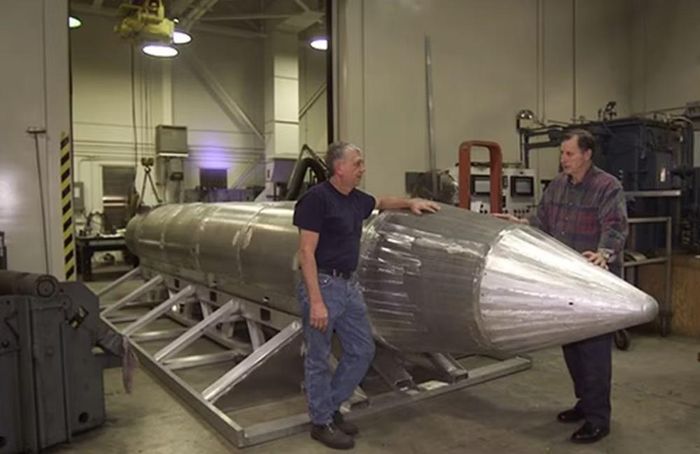 MOAB dài khoảng 9,17 m, đường kính hơn 1 m và nặng gần 10 tấn. Kích thước đó khiến vũ khí không phù hợp với khoang bom hoặc giá treo thông thường của phần lớn máy bay chiến đấu.