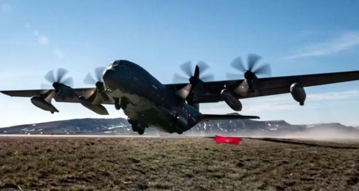 Đây là biến thể thuộc dòng C-130 Hercules, được thiết kế để hỗ trợ các nhiệm vụ đặc biệt, bao gồm vận chuyển lực lượng và trang thiết bị trong điều kiện tác chiến phức tạp.