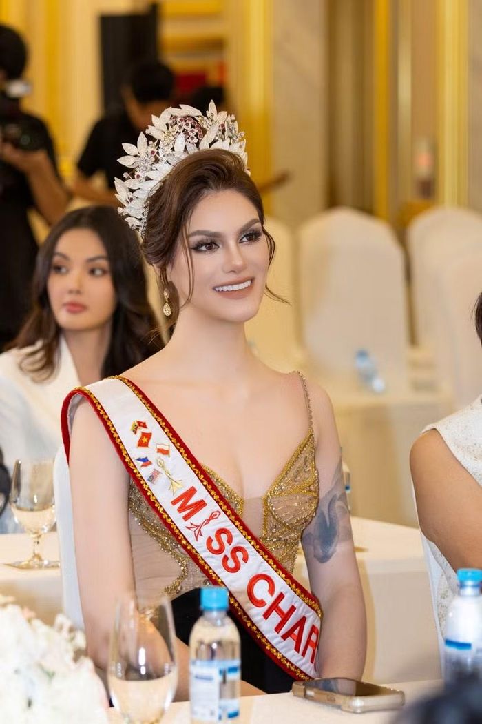 Đương kim Miss Charm Anna Blanco xuất hiện tại buổi trao sash cho các thí sinh