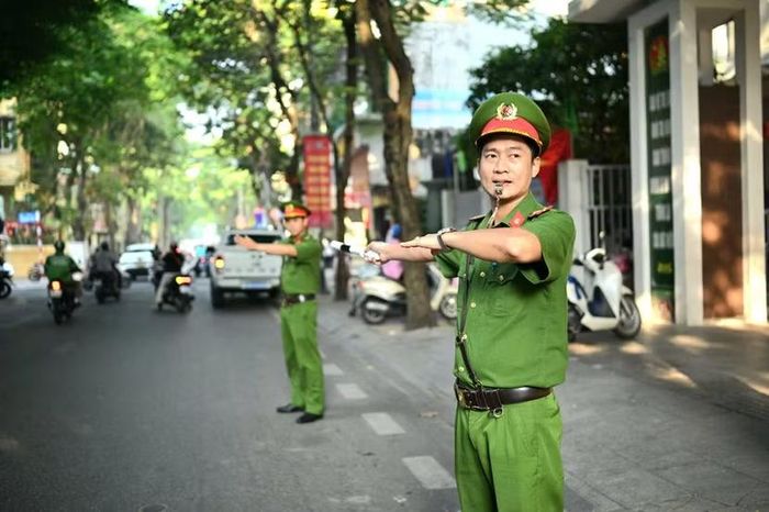 Cán bộ chiến sỹ Công an phường Ba Đình đảm bảo an toàn, thông suốt trên từng tuyến phố