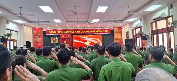 Cán bộ chiến sỹ Công an phường Ba Đình sẵn sàng thực hiện nhiệm vụ