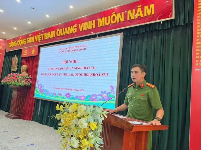 Trung tá Trần Văn Cường, Trưởng Công an phường Ba Đình phát biểu chỉ đạo
