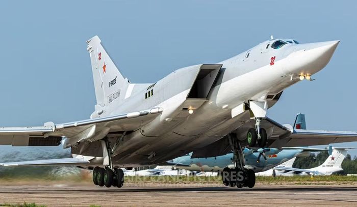 Một thay đổi khác là khả năng sử dụng vũ khí. Tu-22M3 vốn được thiết kế như máy bay mang tên lửa và bom tầm xa.