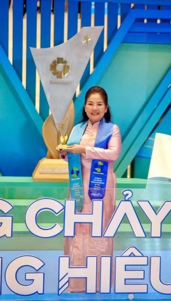 Bà Bùi Thị Thúy Loan- Tổng giám đốc Công ty Cổ phần Bột- Thực phẩm Tài Ký nhận vinh danh Thương hiệu quốc gia lần thứ 10 năm 2026