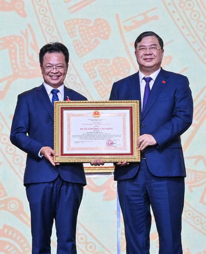 Phó Thủ tướng Thường trực Chính phủ Phạm Gia Túc trao Huân chương Lao động hạng Ba cho ông Đặng Sỹ Mạnh - Chủ tịch HĐTV Tập đoàn Đường sắt Quốc gia Việt Nam (Ảnh: VNR).