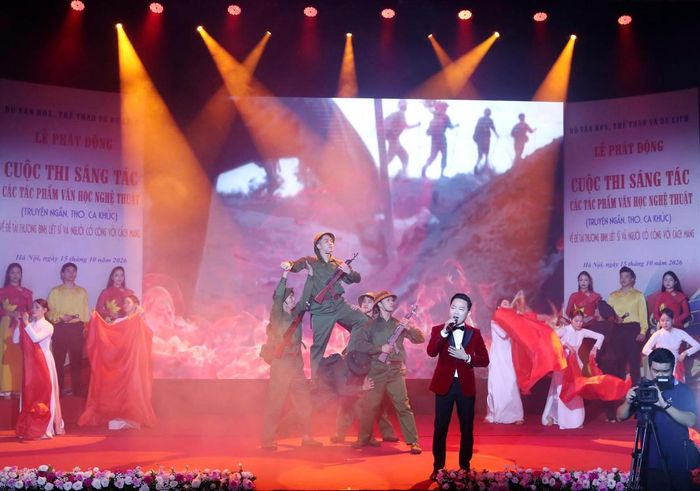 Văn học, nghệ thuật có vai trò quan trọng trong gìn giữ ký ức lịch sử, khắc họa những hy sinh cao cả, lan tỏa giá trị nhân văn và giáo dục truyền thống yêu nước cho các thế hệ hôm nay và mai sau. Ảnh: Trần Huấn.