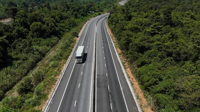 Sau nhiều năm thi công, đến tháng 4/2022, tuyến cao tốc được đưa vào khai thác với quy mô 2 làn xe, góp phần giảm tải Quốc lộ 1A, tăng khả năng kết nối giữa thành phố Huế và Đà Nẵng. Tuy nhiên, do tuyến đường chỉ có 2 làn xe, sau khi đưa vào khai thác đã bộc lộ một số hạn chế. Ảnh: N.Q.
