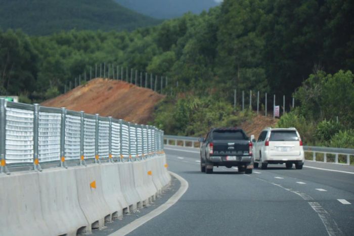 Trong thời gian tiếp tục hoàn thiện, tốc độ tối đa trên tuyến là 60km/h. Xe tải trên 6 trục và xe khách trên 9 chỗ bị cấm lưu thông. Ảnh: N.Q.