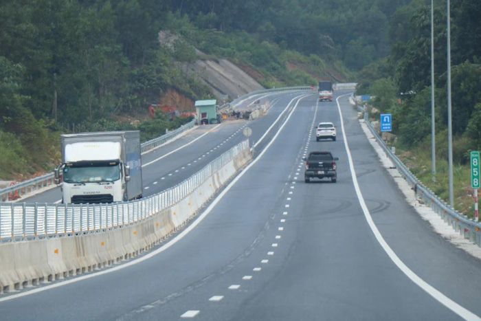 Ngày 29/5/2025, dự án mở rộng cao tốc La Sơn - Hòa Liên được khởi công. Dự án có tổng mức đầu tư hơn 3.000 tỷ đồng, nâng quy mô tuyến lên 4 làn xe hoàn chỉnh, nền đường rộng 22m. Ảnh: N.Q.