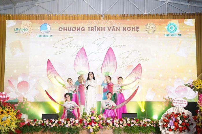 Văn nghệ biểu diễn tại chương trình âm nhạc Phật giáo với chủ đề “Sáng Đạo Trong Đời". Ảnh: Ngọc Hằng.