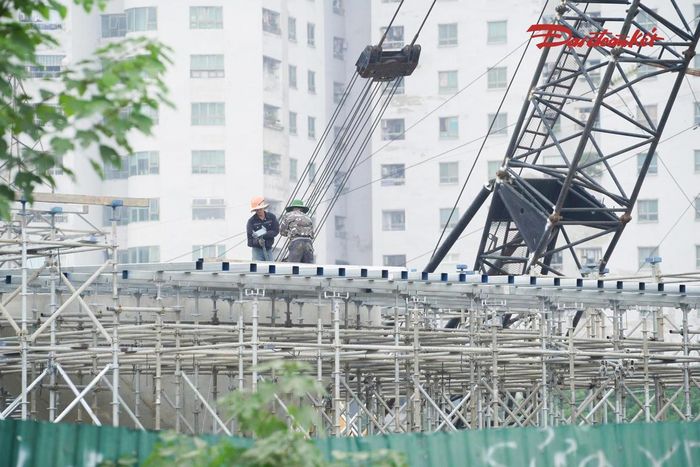 Tại khu vực nhịp T4 - T5, công nhân đang đan cốt thép, chuẩn bị cho các công đoạn tiếp theo. Hệ thống giàn giáo cũng được lắp dựng để phục vụ thi công các nhịp cầu còn lại. Các hạng mục được triển khai đồng thời nhằm rút ngắn thời gian thi công, bảo đảm tiến độ đề ra.