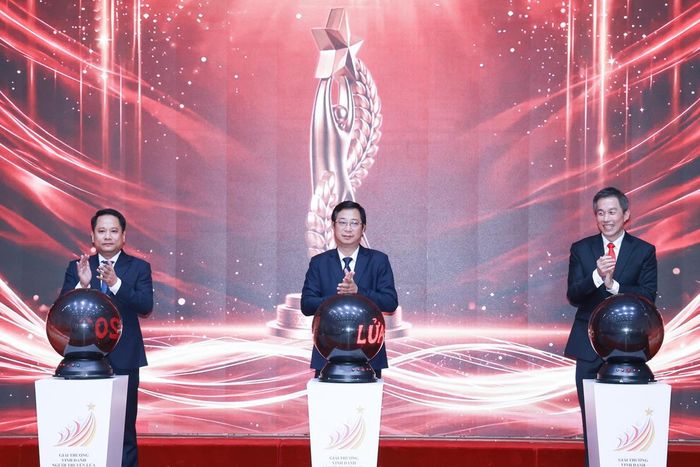 Nghi thức bấm nút công bố Giải thưởng “Vinh danh Người truyền lửa” cấp quốc gia năm 2026. Ảnh: Quang Vinh.