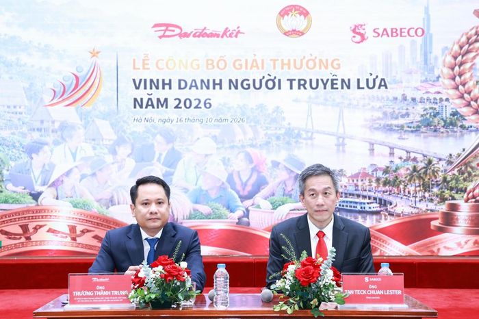 Ông Trương Thành Trung, Ủy viên Ủy ban Trung ương Mặt trận Tổ quốc Việt Nam, Bí thư Đảng ủy, Tổng Biên tập Báo Đại đoàn kết, Trưởng Ban Tổ chức chương trình và ông Lester Tan, Tổng Giám đốc Tổng Công ty Cổ phần Bia – Rượu – Nước giải khát Sài Gòn (SABECO) trao đổi, trả lời câu hỏi của các phóng viên tại Lễ công bố Chương trình “Vinh danh Người truyền lửa” cấp quốc gia năm 2026. Ảnh: Quang Vinh.