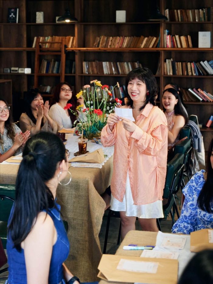 Những bữa tiệc đọc sách khuyến khích những tương tác phi ngôn ngữ, giảm căng thẳng và phát triển các kỹ năng xã hội của con người. Ảnh: The BookClub Gathering.