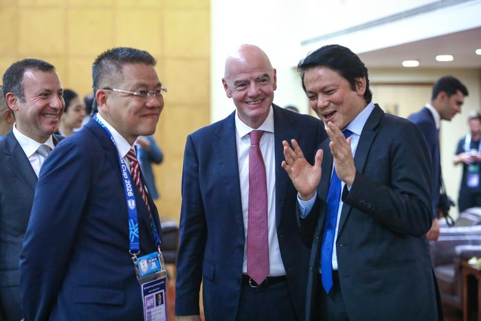 Chủ tịch FIFA (giữa) trò chuyện cùng quan chức Liên đoàn Bóng đá Đông Nam Á tại chung kết ASEAN Cup 2026 hồi tháng 8. Ảnh: Minh Chiến.