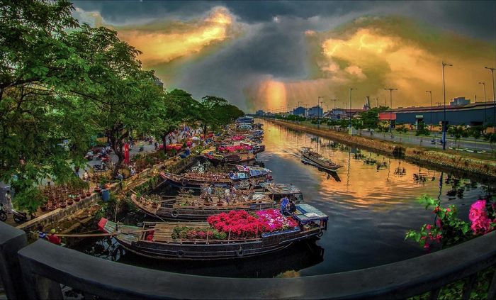 Cứ sau ngày 20 tháng Chạp hàng năm, bến Bình Đông lại nhộn nhịp ghe xuồng chở đầy ắp hoa kiểng từ miền Tây về bán cho người dân thành phố chơi xuân. Ảnh: Kiều Anh Dũng.