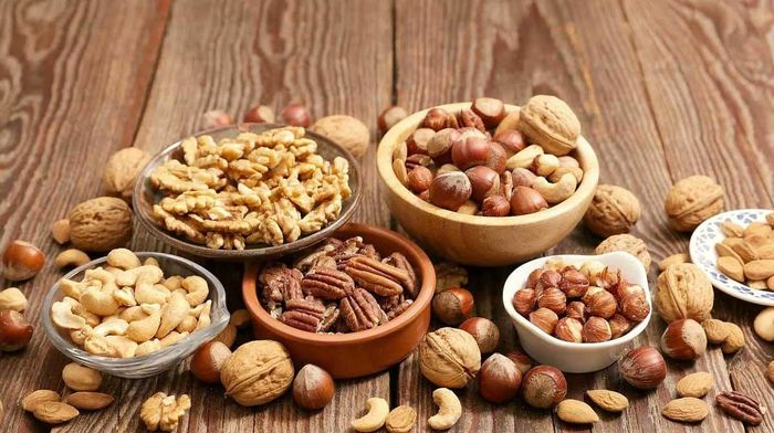  Các loại hạt như óc chó, hạnh nhân và hạt chia cung cấp chất béo không bão hòa, chất xơ cùng nhiều dưỡng chất có lợi. Ảnh: P.N.