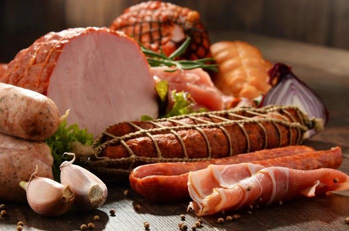  Hạn chế thịt chế biến sẵn và rượu bia, kết hợp chế độ ăn uống lành mạnh, góp phần giảm nguy cơ ung thư và bảo vệ sức khỏe lâu dài. Ảnh: Shutterstock.
