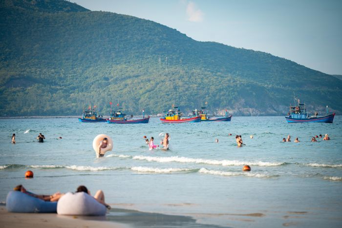 Du khách quốc tế tham quan tháp Bà Ponagar Nha Trang, tắm biển Cam Ranh, tỉnh Khánh Hòa, tháng 9. Ảnh: Đinh Hà.