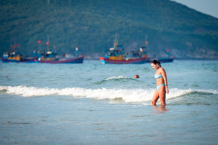 Du khách quốc tế tắm biển Cam Ranh, tỉnh Khánh Hòa, tháng 9. Ảnh: Đinh Hà.