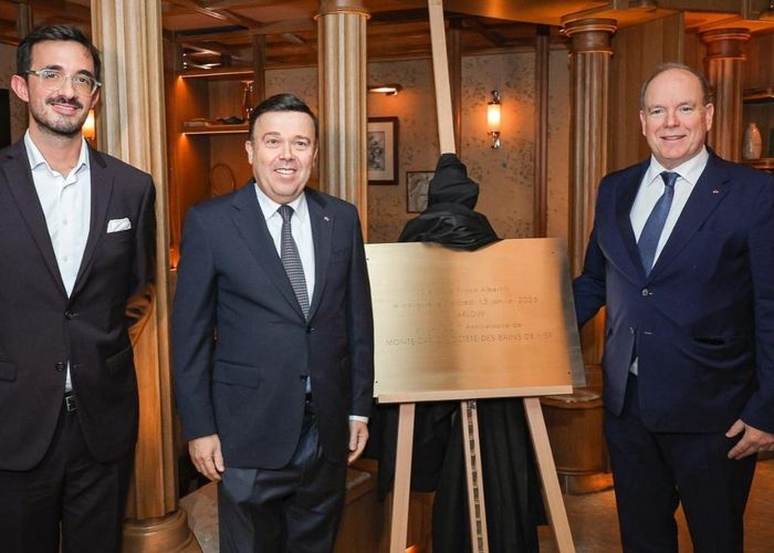  Charles Leclerc và Hoàng tử Albert II tham dự lễ khai trương một nhà hàng Anh tại Mareterra. Ảnh: Monaco Daily News. 