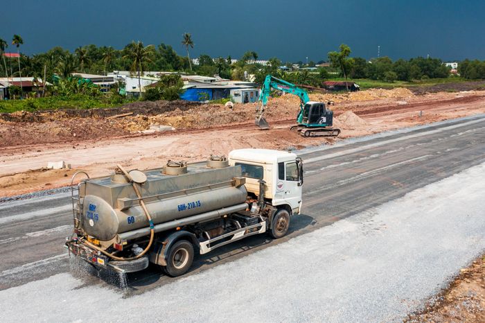 Phần nền đường K98 được thi công trên 2,4/2,65 km, trong khi hạng mục móng cấp phối đá dăm đạt 2,1 km.