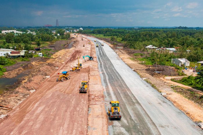 Theo báo cáo tiến độ mới nhất, hiện công tác giải phóng mặt bằng đã hoàn thành toàn bộ diện tích 27/27 ha. Hai gói thầu xây dựng chính do Tổng công ty Thành An và CTCP Đầu tư phát triển Cường Thuận IDICO thi công, với giá trị thực hiện lũy kế đạt 220 tỷ đồng, tương đương 77% giá trị hợp đồng.