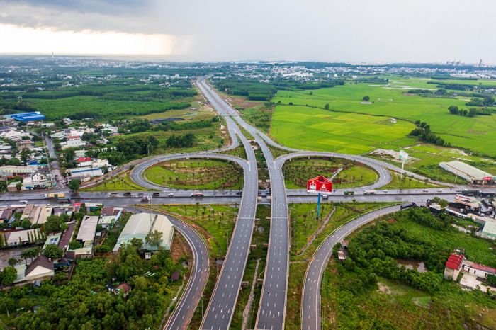 Đây là dự án giao thông trọng điểm, trục kết nối chính từ huyện Nhơn Trạch cũ và các khu công nghiệp đến sân bay Long Thành và TP.HCM, với tổng chiều dài toàn tuyến gần 17 km.