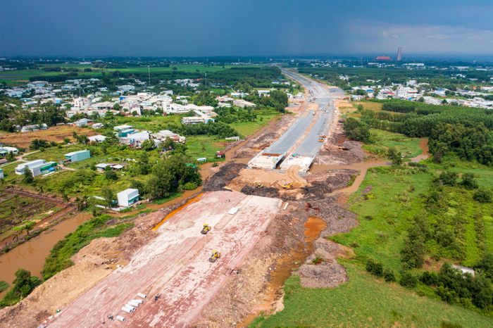 Cây cầu dài 24,54 m, rộng 37 m, được xây dựng trên tuyến chính nhằm bảo đảm kết nối đồng bộ với mặt cắt ngang của đường.