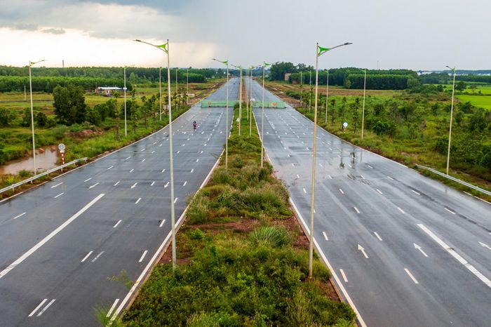 Công trình có tốc độ thiết kế 80 km/h, đầu tư hai nút giao với Hương lộ 19 và Hương lộ 12, cùng hệ thống chiếu sáng và cây xanh trên tuyến.