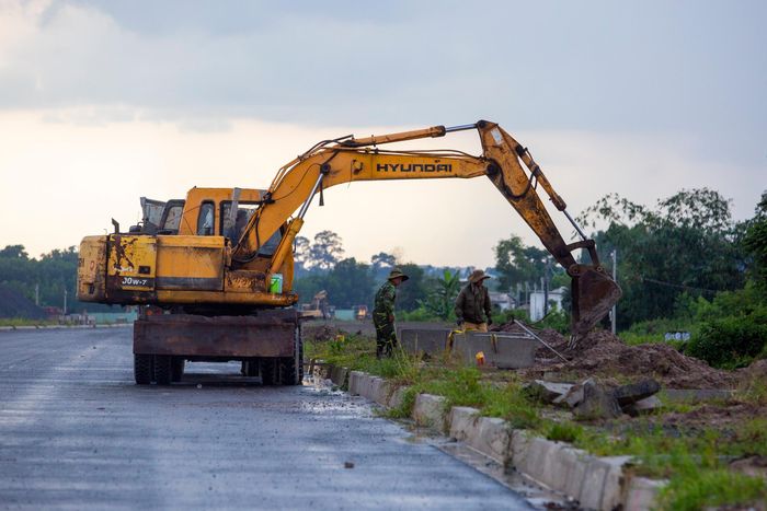 Trên tuyến chính, các hạng mục thoát nước dọc dài 2,65 km đã hoàn thành; công tác đắp đất nền đường đạt tiêu chuẩn K95 cũng đã hoàn tất.