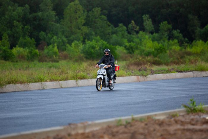Công tác thảm bê tông nhựa hai lớp đã thực hiện được khoảng 1,1 km.