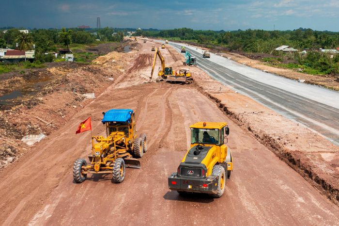 Xuyên suốt toàn bộ công trường đường 25C, nhiều mũi thi công được tăng cường, các phương tiện san lấp, lu lèn mặt đường hoạt động liên tục.