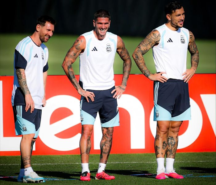  De Paul được xem là người đồng đội thân thiết, cùng Paredes là "vệ sĩ" bên cạnh Messi. Ảnh: @leoparedes20/Instagram. 