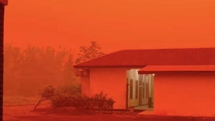 Bầu trời Palangka Raya chuyển màu cam do khói mù từ các vụ cháy rừng và cháy đất. Ảnh: Al Jazeera.