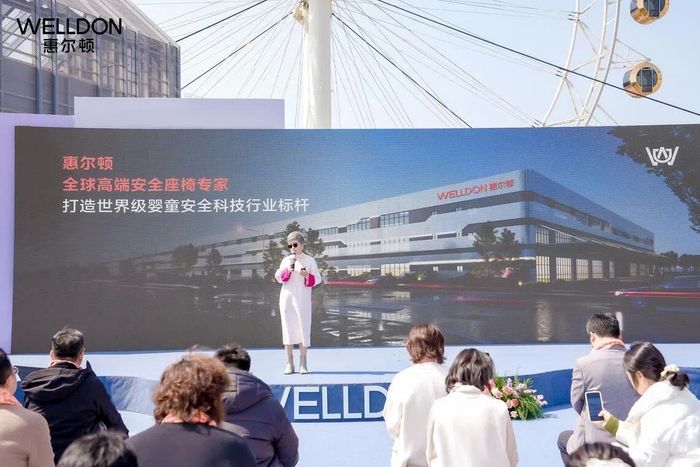  Monica Lin, người sáng lập Welldon, phát biểu trên sân khấu tại lễ ra mắt dòng ghế ngồi an toàn cho trẻ em mới của công ty ở Ninh Ba (Trung Quốc) vào tháng 3. Ảnh: WELLDON. 