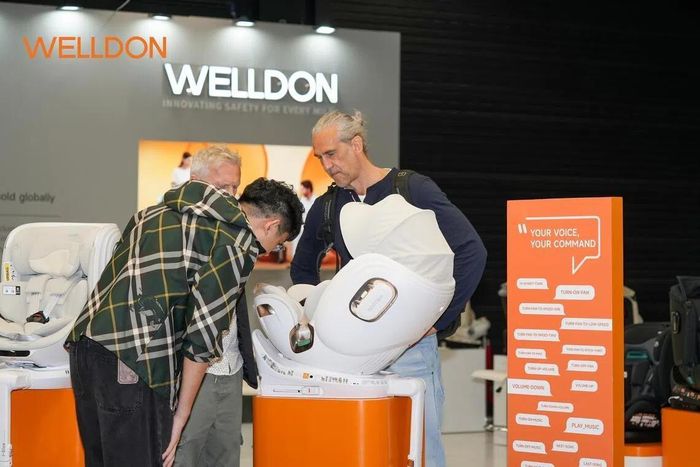  Ghế ngồi ô tô cho trẻ em do công ty Welldon của Trung Quốc sản xuất thu hút khách tham quan tại một hội chợ thương mại ở Cologne (Đức) vào tháng 9. Ảnh: WELLDON. 