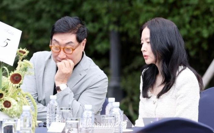 Vợ chồng nữ diễn viên lần hiếm hoi xuất hiện cùng nhau. Ảnh: Star News Korea.
