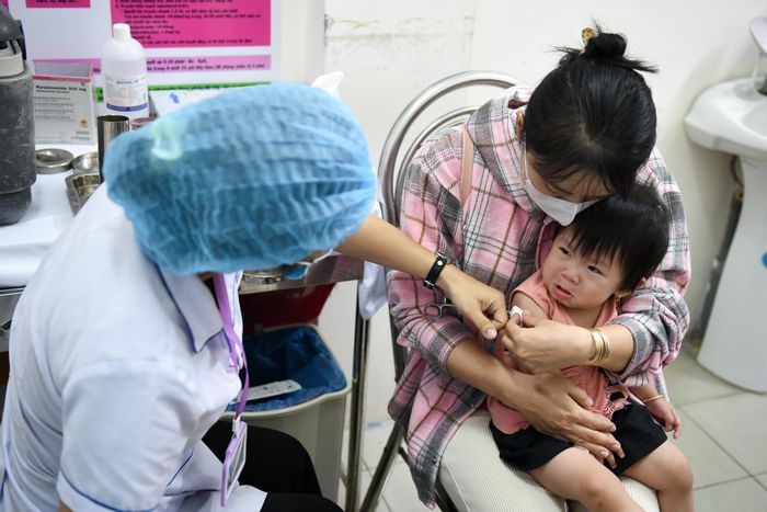  Tiêm vaccine giúp phòng ngừa một số bệnh đường hô hấp, giảm nguy cơ mắc bệnh và biến chứng nặng. Ảnh: Duy Hiệu. 