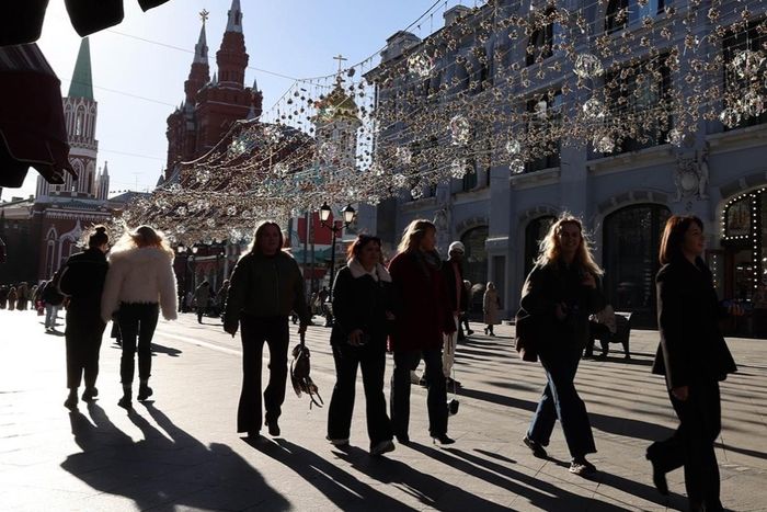  Du khách đi bộ trên phố Nikolskaya ở trung tâm Moscow, Nga. Ảnh: Hãng thông tấn Moskva.