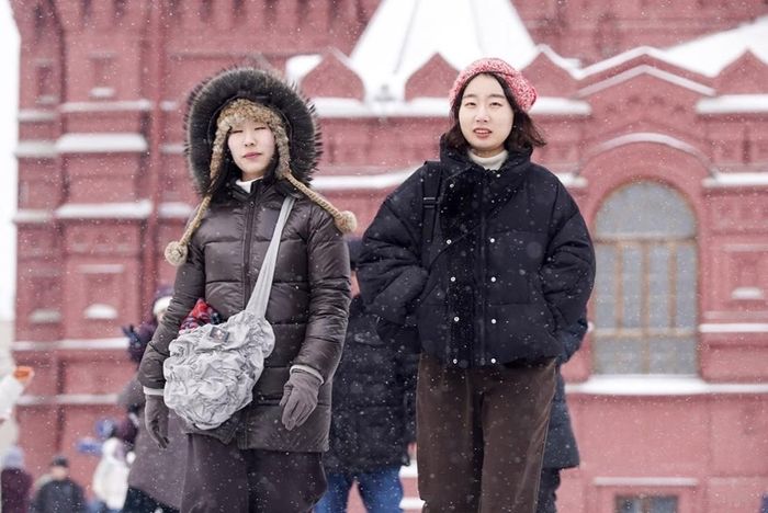  Du khách quốc tế đi bộ dưới trời tuyết tại Quảng trường Đỏ, Moscow, Nga. Ảnh: Hãng thông tấn Moskva.