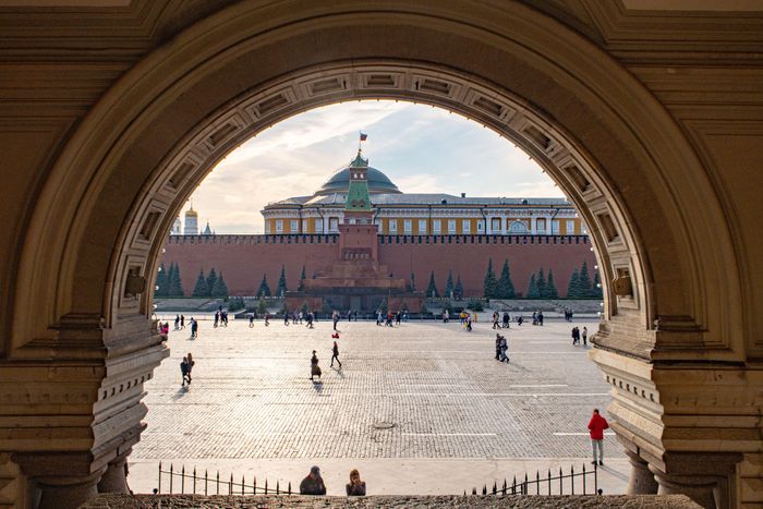  Các công trình bên trong Điện Kremlin nhìn từ Quảng trường Đỏ, qua một cổng vòm tại trung tâm thương mại GUM ở Moscow, Nga. Ảnh: Pexels.