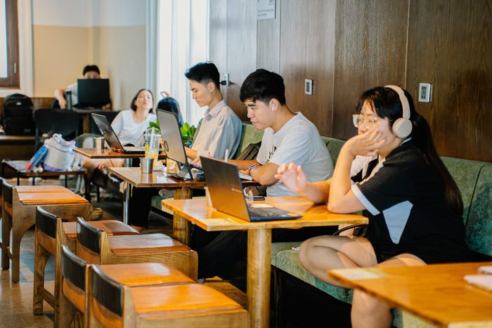  Khách hàng làm việc tại một quán cà phê tại phường Đống Đa, Hà Nội, tháng 9. Ảnh: Trần Hiền. 