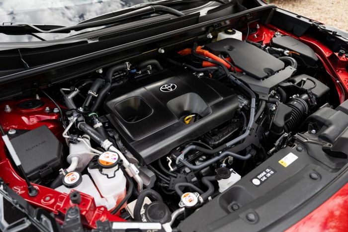 Nguyên nhân nằm ở lỗi giao tiếp bên trong bộ điều khiển điện tử motor điện. Nếu quá trình khởi tạo hệ thống khi khởi động xe không diễn ra chính xác, chế độ điều khiển motor điện ở tốc độ cao có thể không khả dụng khi cần thiết.