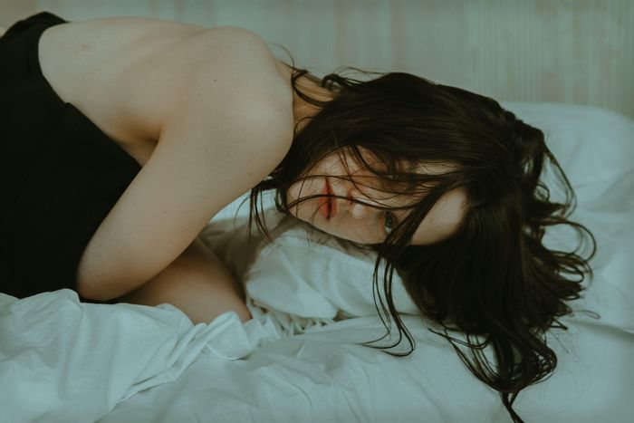 Giấc ngủ không chỉ ảnh hưởng đến sức khỏe thể chất mà còn có liên quan đến cảm xúc và các mối quan hệ xã hội. Ảnh: Anastasia Bekker/Pexels.