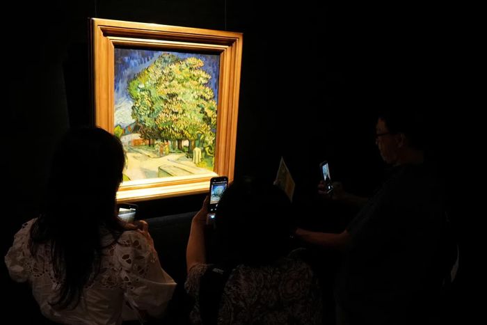 Khách tham quan ngắm bức tranh Châtaigniers en fleurs của Van Gogh tại Sotheby's Hong Kong ngày 13/10. Ảnh: Joyce Zhou/Reuters.