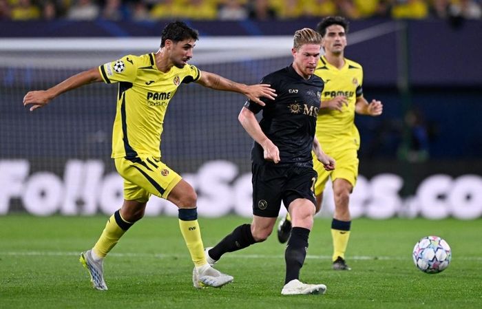 Allegri nhiều lần tỏ ra không hài lòng khi De Bruyne không thực hiện đúng yêu cầu pressing trong thất bại 1-3 tại Champions League.