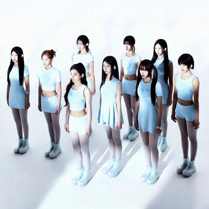  Thành tích của A2O Lite càng đáng chú ý khi Neon không đi theo hoàn toàn công thức đang phổ biến trong Kpop. Nhiều sản phẩm gần đây có thời lượng dưới 3 phút, hướng đến các thử thách vũ đạo trên nền tảng video ngắn và tập trung làm nổi bật cá tính riêng của từng thành viên. Trong khi đó, Neon dài 3 phút 28 giây, nhấn mạnh vũ đạo đồng bộ, trang phục sân khấu đồng điệu, những nốt cao và đoạn breakdance. Các yếu tố này gợi nhớ phong cách trình diễn của những thế hệ Kpop trước đây. Ca khúc do Yoo Young Jin sản xuất. Ông là cộng sự lâu năm của Lee Soo Man tại SM Entertainment và từng tham gia sản xuất âm nhạc cho các nghệ sĩ như H.O.T., BoA, TVXQ, SNSD, SHINee và aespa. Ảnh: O2A Entertainment. 